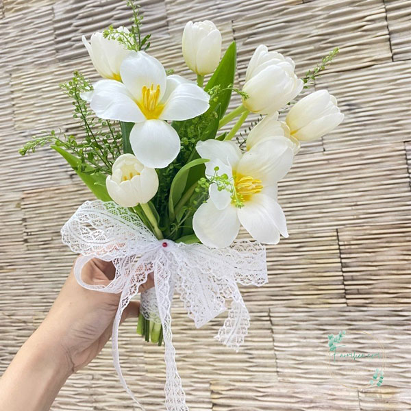 hoa-cuoi-cam-tay-hoa-tulip